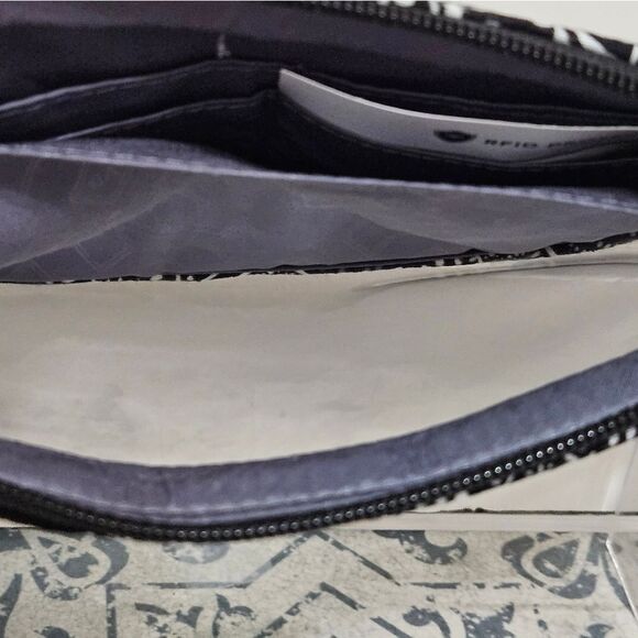 Vera Bradley, Pretty Paisley Wristlet in Black and White. NWT - Picture 4 of 6